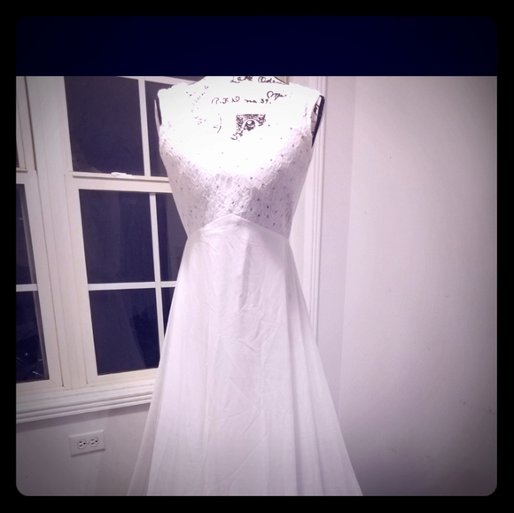 Wedding Gown (New but no tags) - Picture 1 of 4